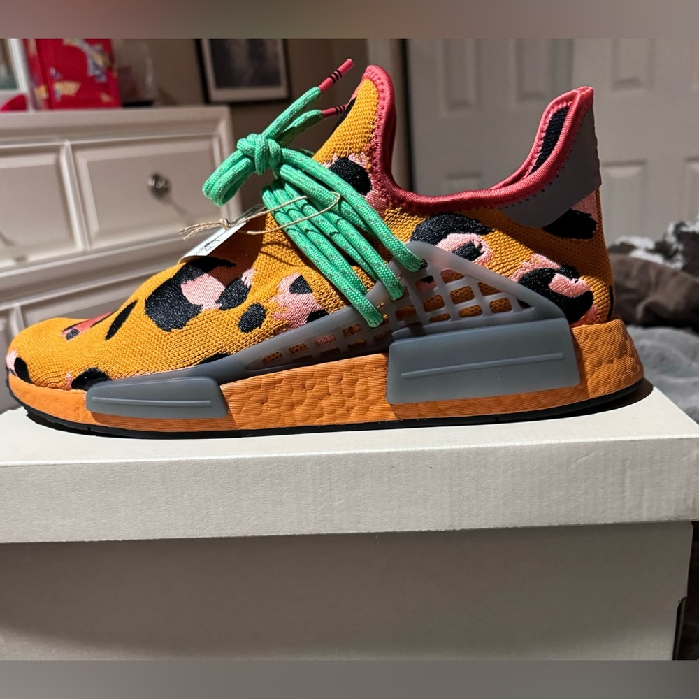 NIBWT ADIDAS PHERELL WILLIAMS ORANGE LEOPARD TENNIS SHOES